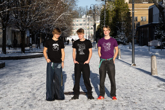 Iegādājoties T-kreklu, Tu atbalsti bērnu attīstošās nodarbības — 20 % no cenas tiek novirzīti attīstošajām nodarbībām bērniem.